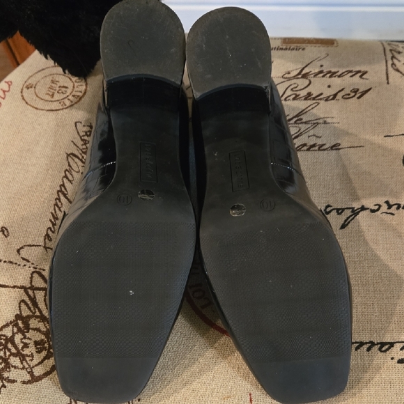 Liz Claiborne Melba Black Patent Loafers with Gold Accent - Picture 10 of 11